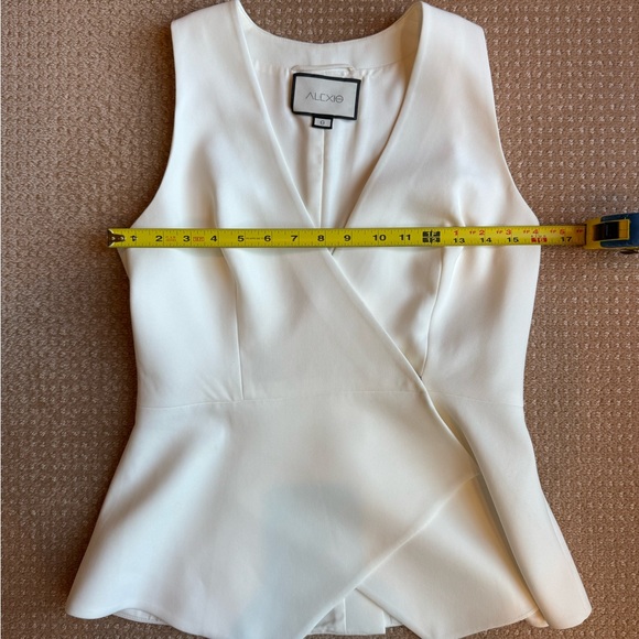 Alexis Sleeveless Cream Top with Black Sash Belt Size S - Picture 14 of 16